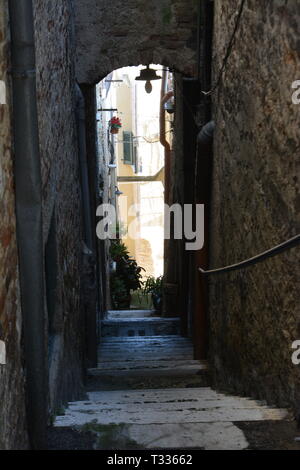 Eine Treppe in einem engen Abruzzese Gasse Stockfoto