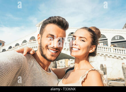 Schöne junge Paar einen selfie genießen die Zeit auf Ihrer Reise nach Venedig - Freund und Freundin ein Bild aufnehmen Stockfoto