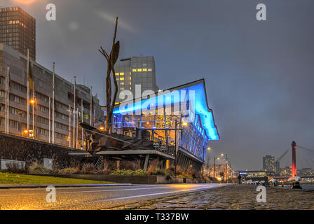 Rotterdam, Niederlande, 22. Dezember 2016: Low Angle View von boompjes Quay am Ufer des Flusses Nieuwe Maas, mit dem Pavillion von Stockfoto