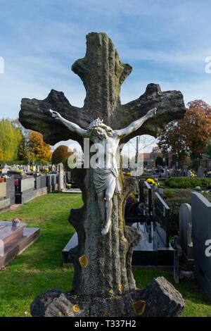 Eine große Beton Kreuz mit Jesus auf einem Friedhof Stockfoto