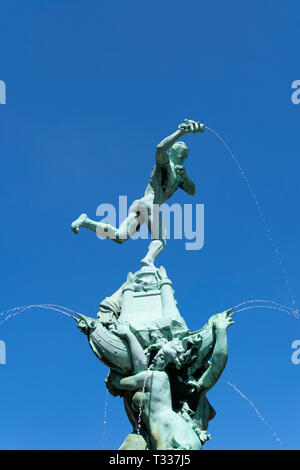 Antwerpen, Belgien - 14 Juli, 2018 Quinten die beste bekannte Statue der Stadt Antwerpen auf dem Marktplatz mit einem blauen Himmel als Hintergrund und Fo Stockfoto