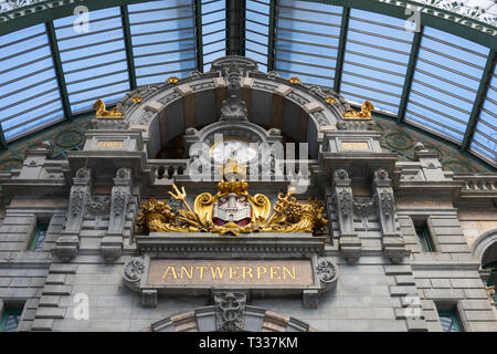 Antwerpen, Belgien - 14 Juli, 2018 Uhr in der Aula der Hauptbahnhof in Antwerpen mit dem Namen in Gold Buchstaben der Stadt Stockfoto