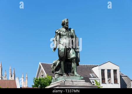 Antwerpen, Belgien - 14 Juli, 2018 Statue des Malers Peter Paul Rubens in Antwerpen mit alten Häusern und einem blauen Himmel im Hintergrund Stockfoto