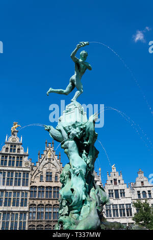 Antwerpen, Belgien - 14 Juli, 2018 Die beste bekannte Statue der Stadt Antwerpen Brabo auf dem Marktplatz mit alten Gebäude im Hintergrund Stockfoto