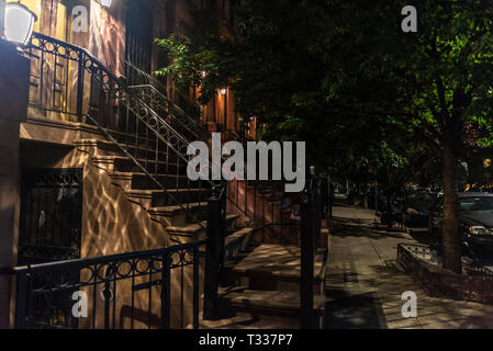 Alte typische Häuser in der Nacht im Harlem Stadtteil von Manhattan, New York City, USA Stockfoto