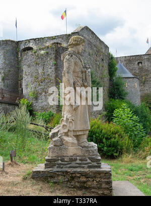 Bouillon, Belgien - Juli 23, 2018 Statue Godfried van Bouillon mit im Hintergrund das Schloss von Bouillon in der belgischen Provinz Luxemburg Stockfoto