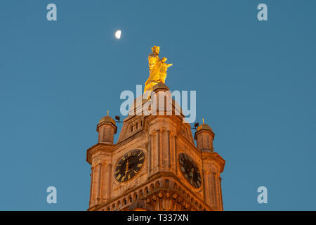 Sint Niklaas, Belgien - 2 September, 2018: Unsere Liebe Frau, Hilfe der Christen Kirche die Statue, auch genannt vergoldeten Miet mit dem Mond im Hintergrund Stockfoto