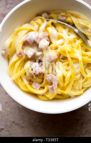 Pasta Carbonara mit Speck Stockfoto