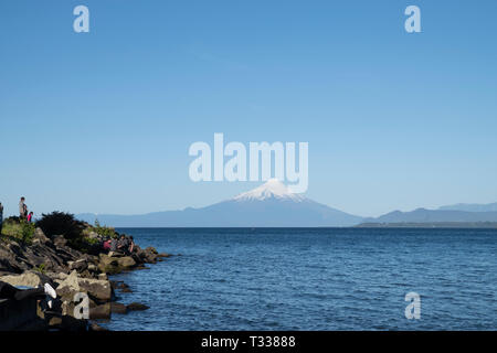Blick von der Uferpromenade am Puerto Varras mit Osmo Vulkan Stockfoto