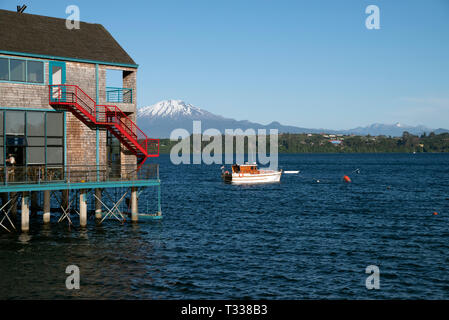 Blick von der Uferpromenade am Puerto varras in Richtung osmo Vulkan Stockfoto
