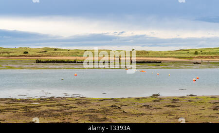 Altes Schiffswrack am Ufer des Flusses Coquet im Amble, Northumberland, England, Großbritannien Stockfoto