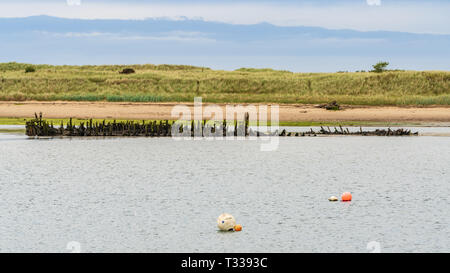 Altes Schiffswrack am Ufer des Flusses Coquet im Amble, Northumberland, England, Großbritannien Stockfoto