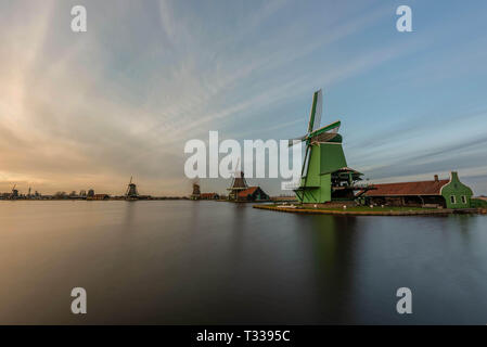 Zanes-Schans. Niederlande. Niederländisch, Mühle bei Sonnenaufgang Stockfoto