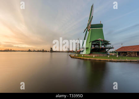 Zanes-Schans. Niederlande. Niederländisch, Mühle bei Sonnenaufgang Stockfoto