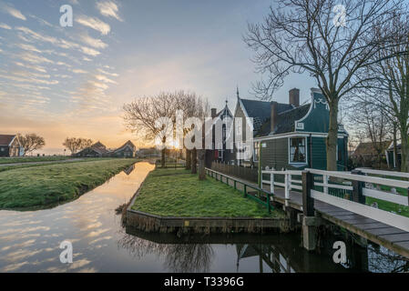 Zanes-Schans. Niederlande. Niederländisch, Mühle bei Sonnenaufgang Stockfoto