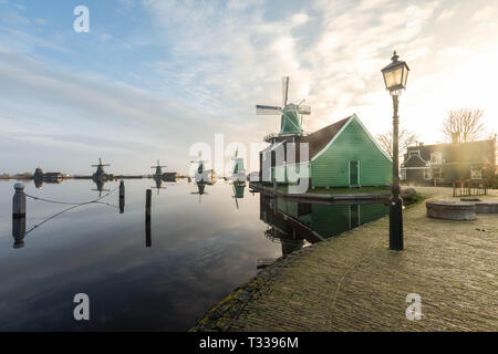 Zanes-Schans. Niederlande. Niederländisch, Mühle bei Sonnenaufgang Stockfoto