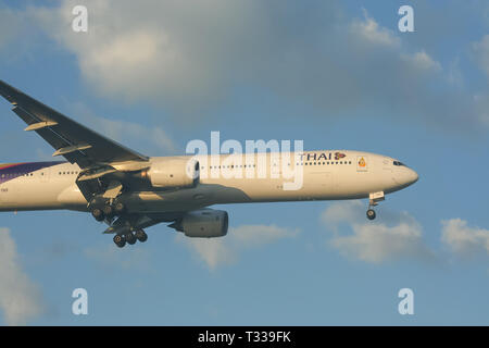 Chiangmai, Thailand - 31. Dezember 2008: Boeing 777-300HS-Tkf von Thaiairway. Morgen Landung Flughafen Chiangmai vom Bangkok Suvarnabhumi, thailan Stockfoto