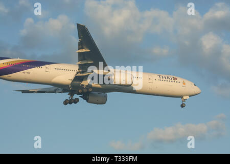 Chiangmai, Thailand - 31. Dezember 2008: Boeing 777-300HS-Tkf von Thaiairway. Morgen Landung Flughafen Chiangmai vom Bangkok Suvarnabhumi, thailan Stockfoto