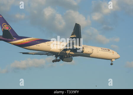 Chiangmai, Thailand - 31. Dezember 2008: Boeing 777-300HS-Tkf von Thaiairway. Morgen Landung Flughafen Chiangmai vom Bangkok Suvarnabhumi, thailan Stockfoto