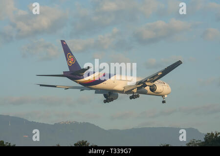 Chiangmai, Thailand - 31. Dezember 2008: Boeing 777-300HS-Tkf von Thaiairway. Morgen Landung Flughafen Chiangmai vom Bangkok Suvarnabhumi, thailan Stockfoto