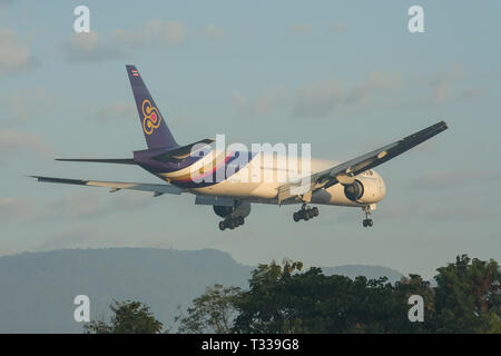 Chiangmai, Thailand - 31. Dezember 2008: Boeing 777-300HS-Tkf von Thaiairway. Morgen Landung Flughafen Chiangmai vom Bangkok Suvarnabhumi, thailan Stockfoto