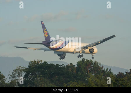 Chiangmai, Thailand - 31. Dezember 2008: Boeing 777-300HS-Tkf von Thaiairway. Morgen Landung Flughafen Chiangmai vom Bangkok Suvarnabhumi, thailan Stockfoto