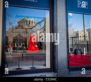 Schaufenster einer Boutique mit einer Reflexion von Sofia Downtown Stockfoto