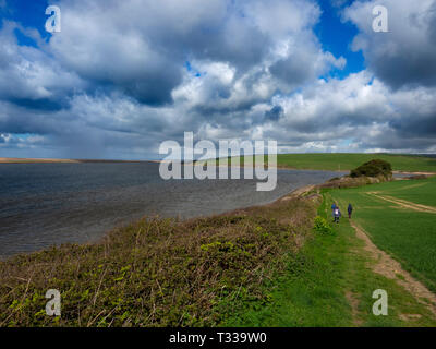 Die spaziergänger in der Nähe von Chesil Beach und die Flotte auf der Jurassic Coast in Dorset Südengland Stockfoto