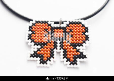 Handmade Cross Stitch Schmuck Set rote Herzen Stickerei auf weißem Kunststoff Leinwand Stockfoto