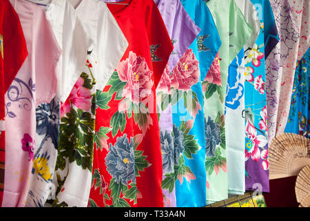 Chinesische orientalische Blumenmuster Kleider für Verkauf an den chinesischen Markt in der Nähe von Shibaozhai Pagode, China Stockfoto