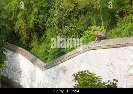 Mann geschwungenen Wand an Shibaozhai Pagode, China Stockfoto