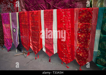 Bestickte hängenden souvineers für Verkauf an den chinesischen Markt in der Nähe von Shibaozhai Pagode, China Stockfoto