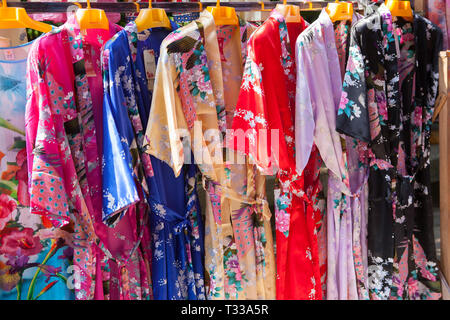 Chinesische orientalische Blumenmuster Kleider für Verkauf an den chinesischen Markt in der Nähe von Shibaozhai Pagode, China Stockfoto