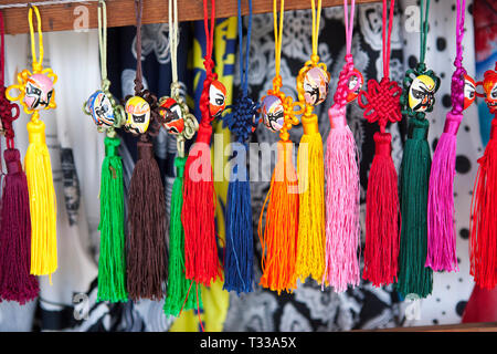 Glücksbringer für Verkauf an den chinesischen Markt in der Nähe von Shibaozhai Pagode, China Stockfoto