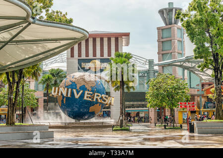 Menschenmassen vor den Universal Studios Singapore im Resorts World Sentosa auf Sentosa Island, Singapur Stockfoto