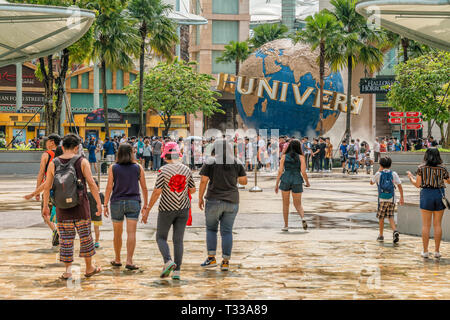 Menschenmassen vor den Universal Studios Singapore im Resorts World Sentosa auf Sentosa Island, Singapur Stockfoto