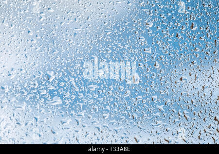 Wassertropfen auf Fenster Glas Textur oder Hintergrund Stockfoto