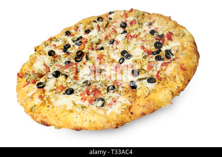 Jast gebackene Pizza mit Oliven, Tomaten, Paprika, Mozzarella und Pilze. Beschneidungspfad enthalten. Stockfoto