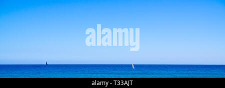 Panoramablick auf Meer Skyline, zwei Segel am Horizont, minimalistischen Stil, kopieren Raum Stockfoto