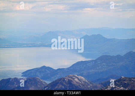 Blick von oben auf die Berge und Skadarsko See in Montenegro Stockfoto
