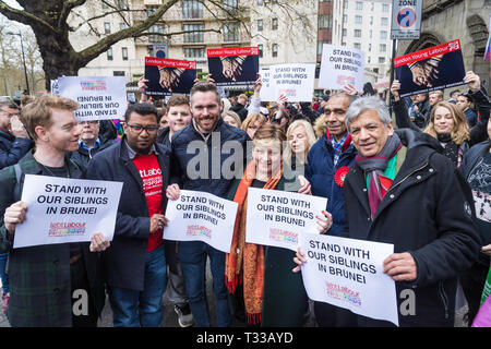 Emily Thornberry, Schatten Außenminister, sprechen bei der Kundgebung vor dem Dorchester Hotel in London gegen die neue Brunei anti-homosexuellen Gesetze Stockfoto