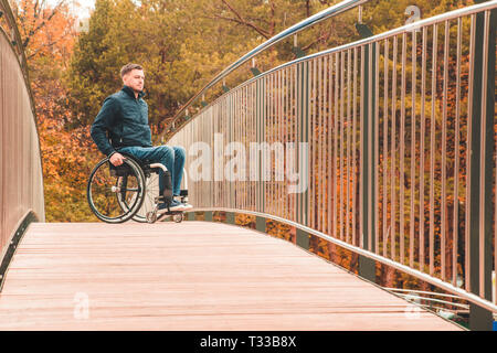 Mann im Rollstuhl benutzen eine Rollstuhlrampe Stockfoto