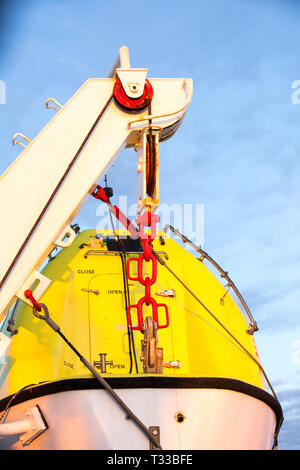 Rettungsboot auf einem Kreuzfahrtschiff in der Antarktis glühen in den späten Abend Sonne. Stockfoto