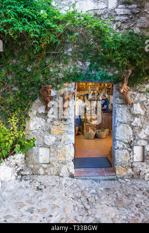 Shop Eingang in die französischen Küsten Dorf Eze an der Côte d'Azur an der Mittelmeerküste von Frankreich Osten von Nizza Stockfoto