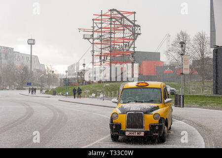 Solihull Birmingham West Midlands England UK 17. März 2019 helle gelbe traditionelle schwarze Taxi im National Exhibition Centre in starken Hagel Stockfoto