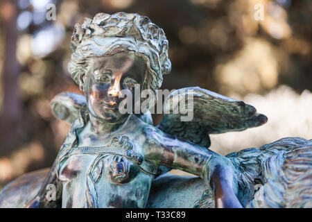 Statue im Park Hintergrund, frischen grünen Frühling oder Sommer bacground Hintergrund Stockfoto