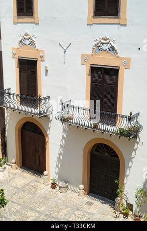 Typisch sizilianischen Palazzo Innenhof und kunstvollen Architektur mit Gusseisen Balkon und alten Stein in der Stadt von Palermo, Sizilien, Italien ebnen Stockfoto