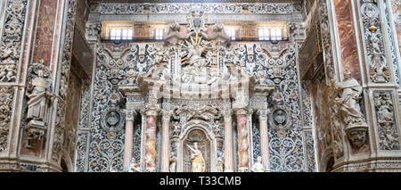 Marmor Statuen in der Kirche und das Kloster der Heiligen Katharina (Santa Caterina) an der Piazza Bellini und der Piazza Pretoria, Palermo, Sizilien Stockfoto
