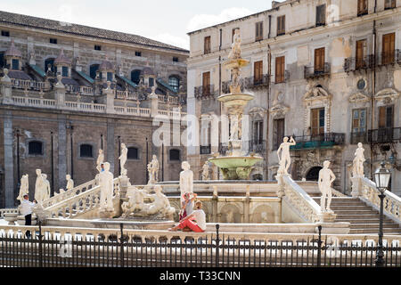 Berühmte Pretoria Brunnen (Fontana Pretoria) und Marmor Statuen in Piazza Pretoria im Zentrum von Palermo, Sizilien, Italien Stockfoto