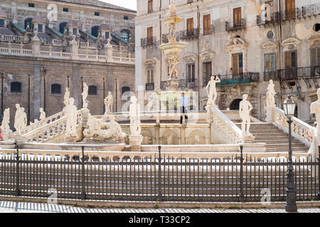 Berühmte Pretoria Brunnen (Fontana Pretoria) und Marmor Statuen in Piazza Pretoria im Zentrum von Palermo, Sizilien, Italien Stockfoto